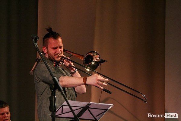 У Луцьку джазмени колядували за Україну. ФОТО