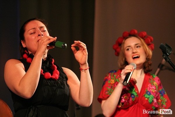 У Луцьку джазмени колядували за Україну. ФОТО