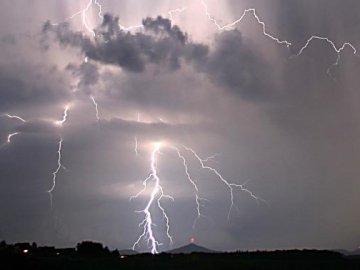 У західних областях України – град і шквали