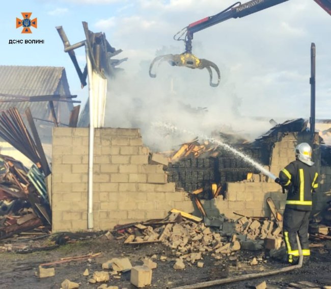 Загорілася деревина: на Волині - пожежа на пилорамі