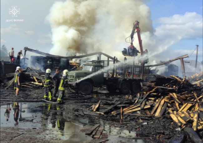 Загорілася деревина: на Волині - пожежа на пилорамі