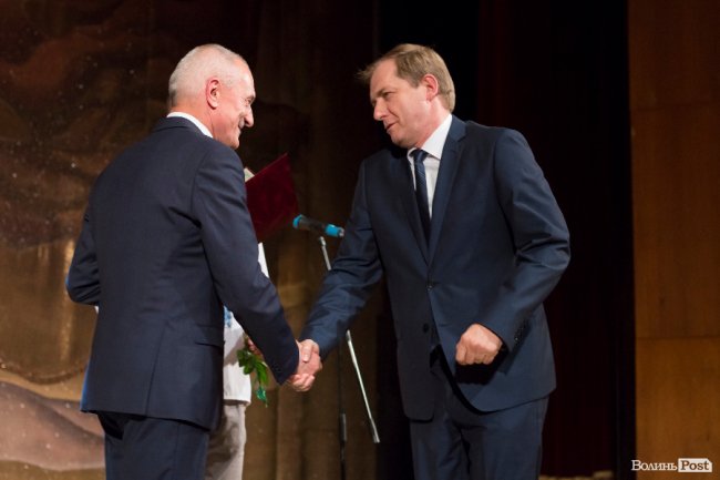 Квіти, подяки та музичний концерт: волинських медпрацівників привітали з професійним  святом