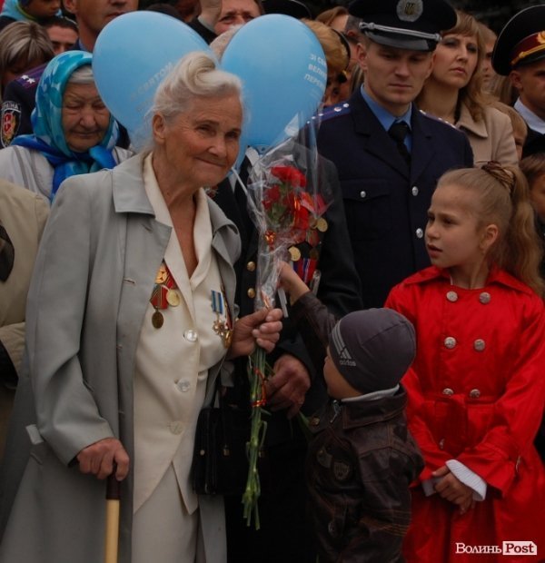 Парад Перемоги у Луцьку пройшов з комуністами і міліцією