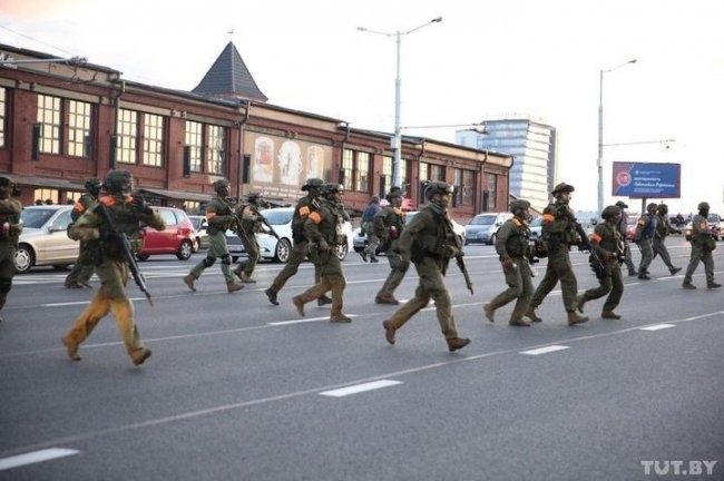 Протести в Білорусі: силовики перекривають дороги, затримують людей і поранили журналістку. ФОТО