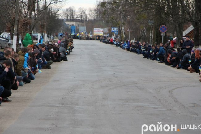 Люди на колінах зустріли тіло Героя в Шацьку