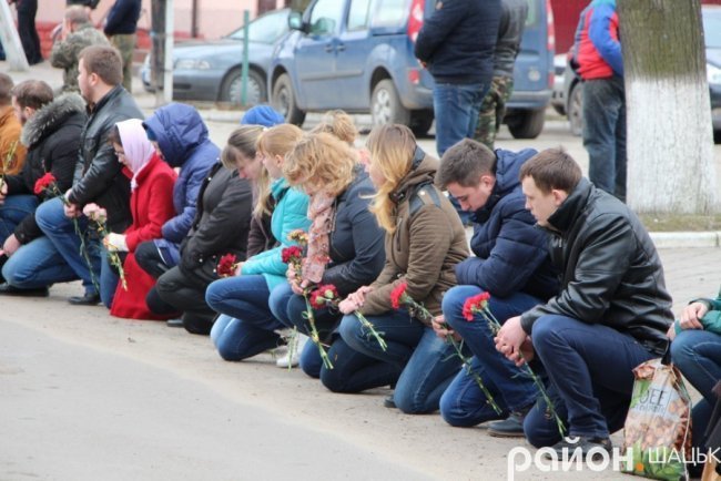 Люди на колінах зустріли тіло Героя в Шацьку