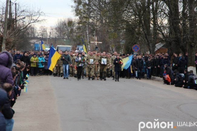Люди на колінах зустріли тіло Героя в Шацьку