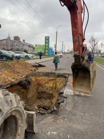 У Луцьку на Карпенка-Карого через обвал перекрили дорогу 