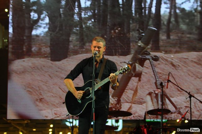 Арсен Мірзоян під час відкриття виставки «Переможці» в Луцьку
