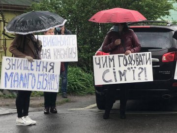 Під стінами Луцькради мітингують підприємці усіх ринків міста. ФОТО