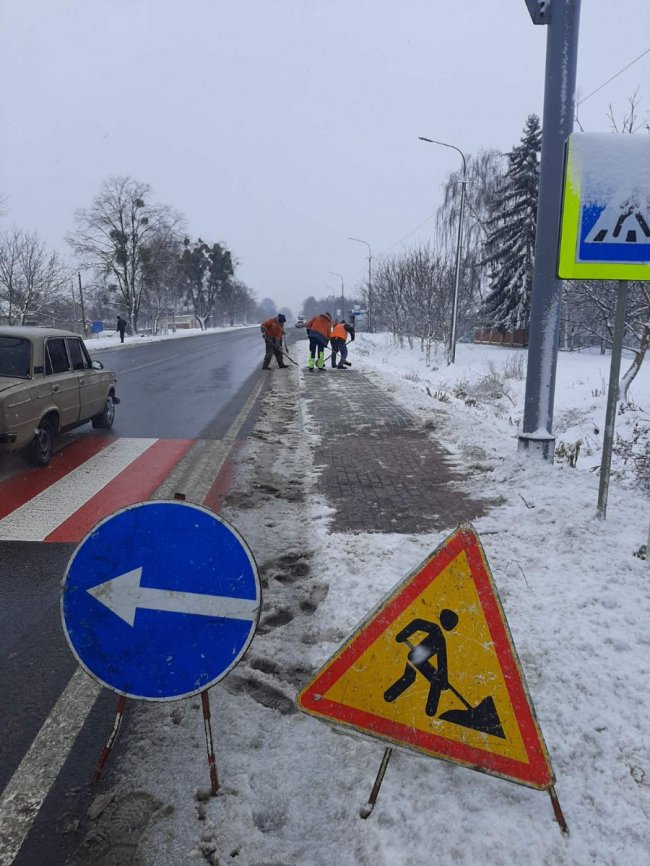 На Волині автошляхи від снігу розчищає понад сотня дорожників