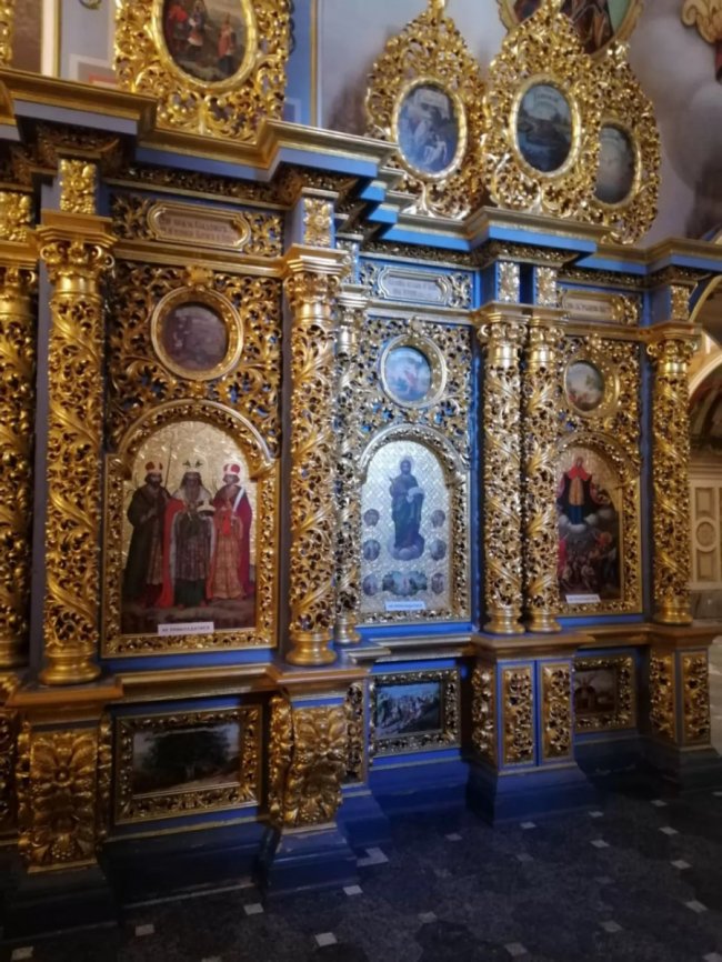 Священники УПЦ МП забрали всі ікони з Успенського собору Києво-Печерської лаври. ФОТО