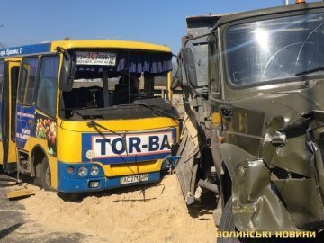 Аварія за участю маршрутки на Ківерцівській: одного із травмованих прооперували