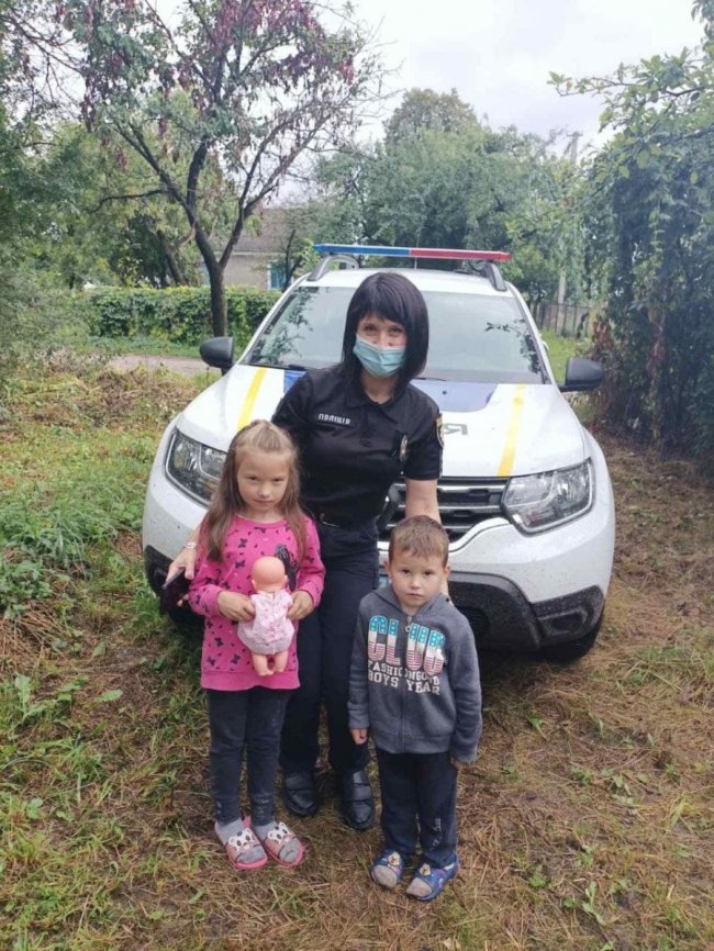 Волонтер разом з «шерифом» на Волині подарували дітям ранці з канцелярією 