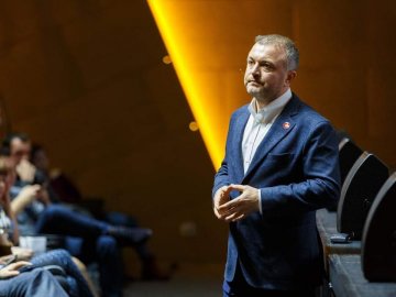 «Ми шануємо подвиг усіх Героїв-українців, зусиллями яких настав мир», –  Андрій Покровський звернувся до лучан з нагоди Дня перемоги