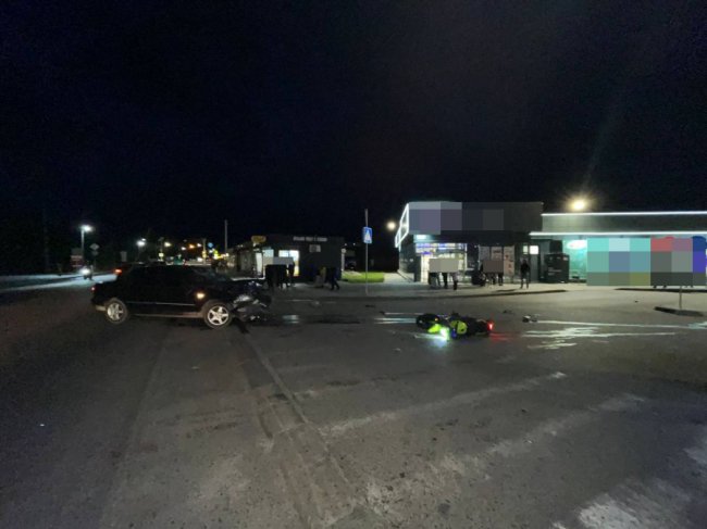 На Волині неповнолітній водій автівки зіткнувся з мотоциклістом. ФОТО