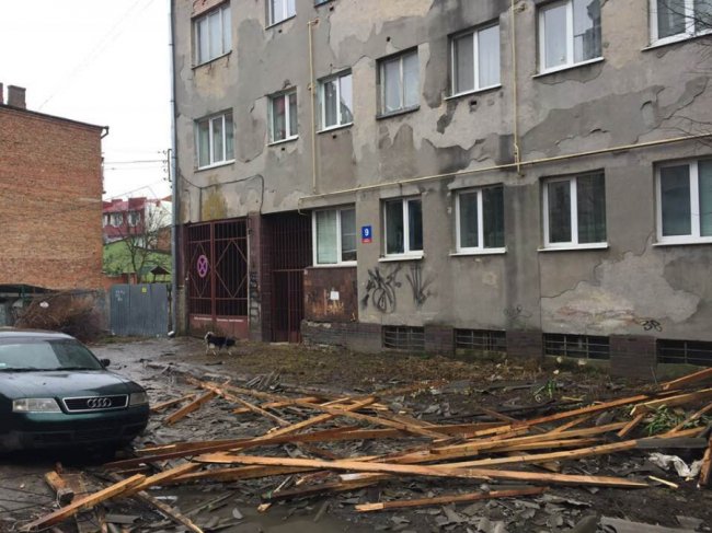 У Луцьку дах будинку впав на автівку. ФОТО