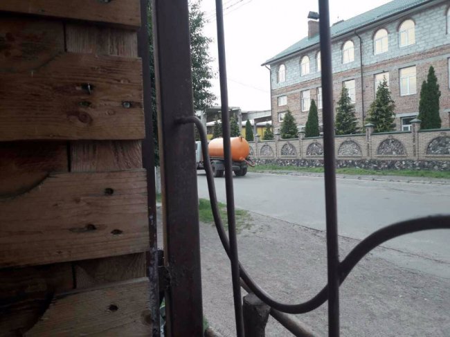 Звертались до керівника – він лаявся: луцьке підприємство систематично зливало нечистоти