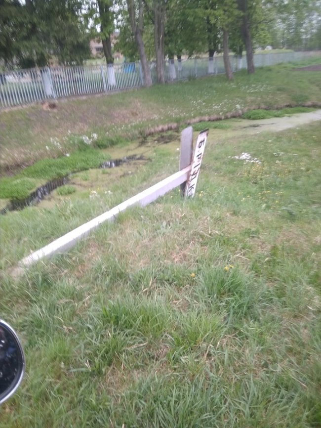 У селі на Волині невідомі повалили дорожні знаки. ФОТО