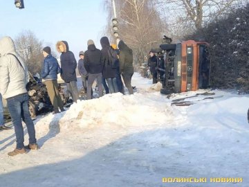 У Рованцях – аварія, бус перекинувся на бік. ФОТО