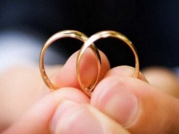 Вік коханню не завада: у Луцьку побралися 72-річний чоловік та 60-річна жінка. ВІДЕО