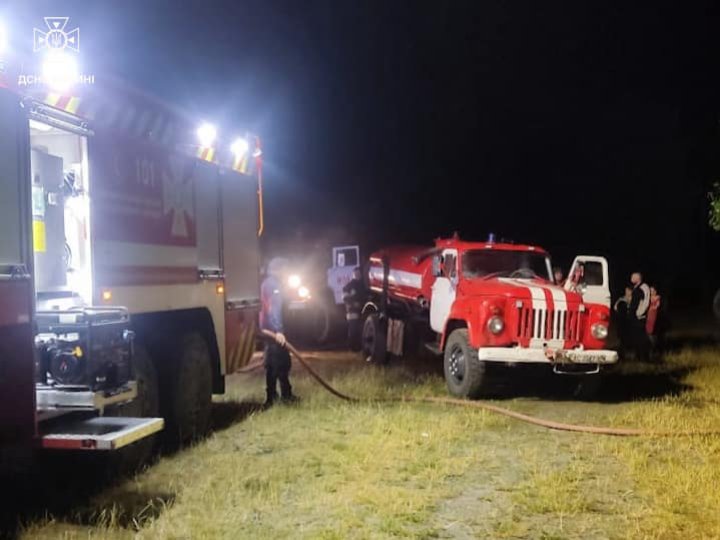 У Луцьку блискавка влучила у дерев'яний будинок