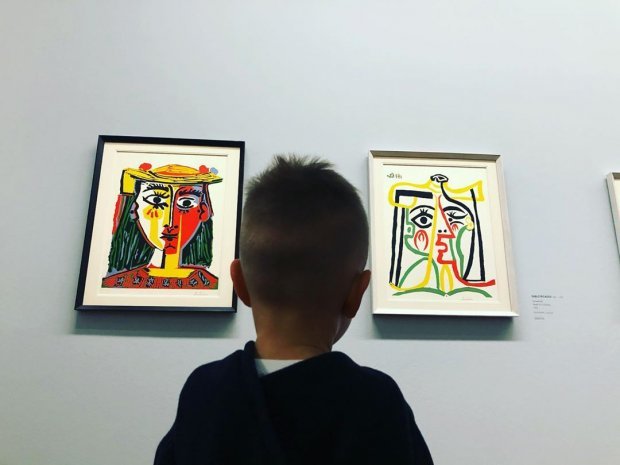 Лучанин MONATIK показав рідкісні світлини прогулянки із синами