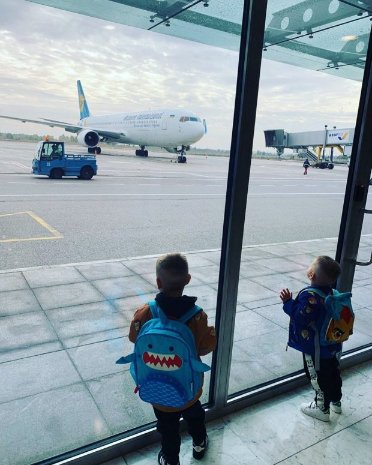 Лучанин MONATIK показав рідкісні світлини прогулянки із синами