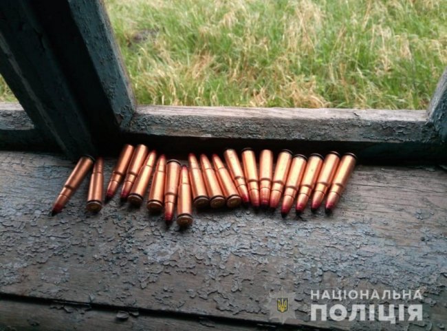 У волинянина вдома під час обшуку знайшли зброю, набої та банку з порохом. ФОТО