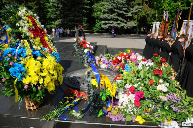 З маками і трояндами: у Луцьку відзначили річницю перемоги над нацизмом. ФОТО