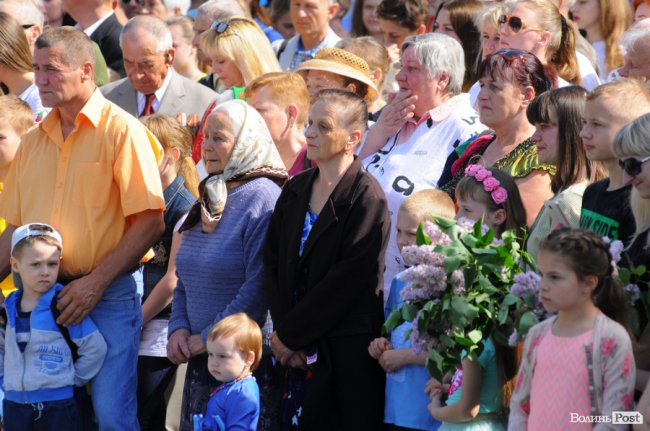 З маками і трояндами: у Луцьку відзначили річницю перемоги над нацизмом. ФОТО