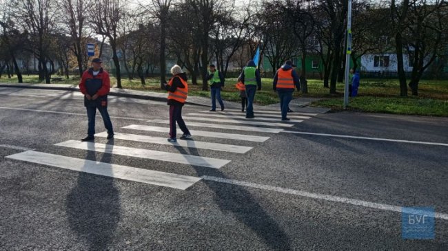 У місті на Волині перевізники влаштували мітинг і частково блокують рух транспорту. ФОТО