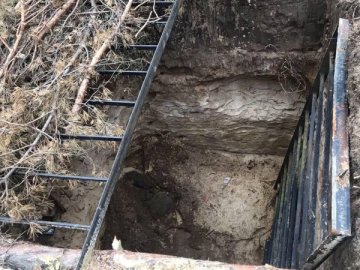 На звільненій Харківщині знайшли катувальну яму із тілами вбитих