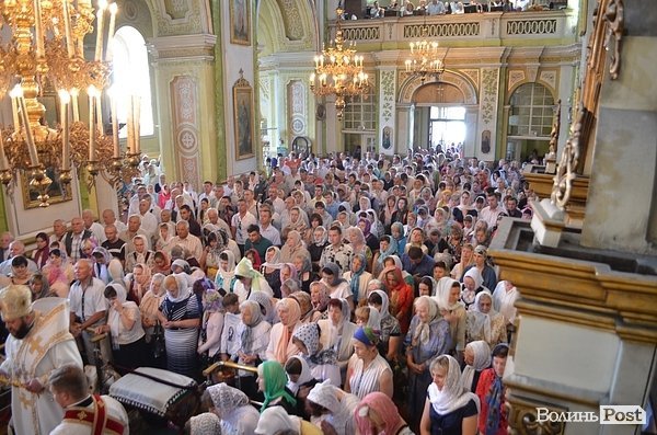 Як в Луцьку святять яблука. ФОТО