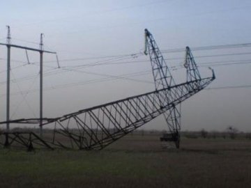 У місті на Волині спіймали чоловіків, які розрізали пилкою високовольтну опору