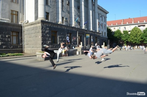 У Луцьку стартував фестиваль мильних бульбашок. ФОТО