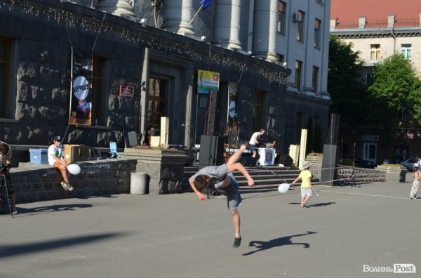 У Луцьку стартував фестиваль мильних бульбашок. ФОТО