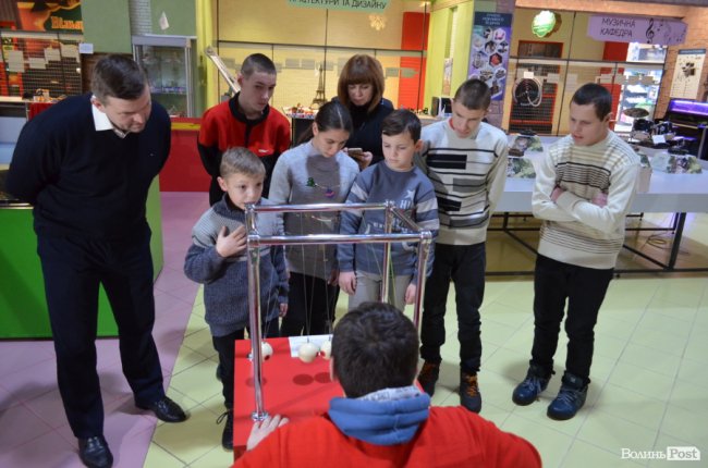 Заступник голови Волинської ОДА показав дива науки і техніки особливим діткам. ФОТО
