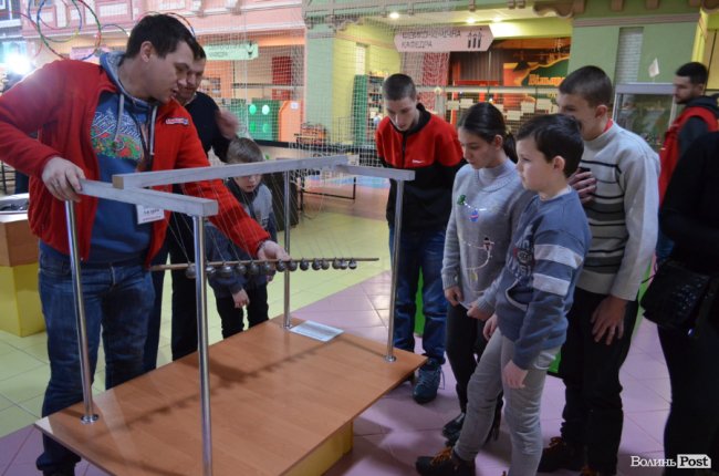 Заступник голови Волинської ОДА показав дива науки і техніки особливим діткам. ФОТО