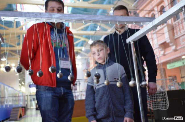 Заступник голови Волинської ОДА показав дива науки і техніки особливим діткам. ФОТО