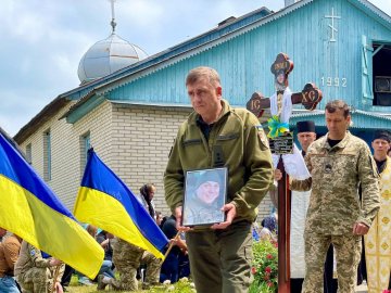 На Волині сотні людей провели в останню дорогу Героя Олександра Старжинського