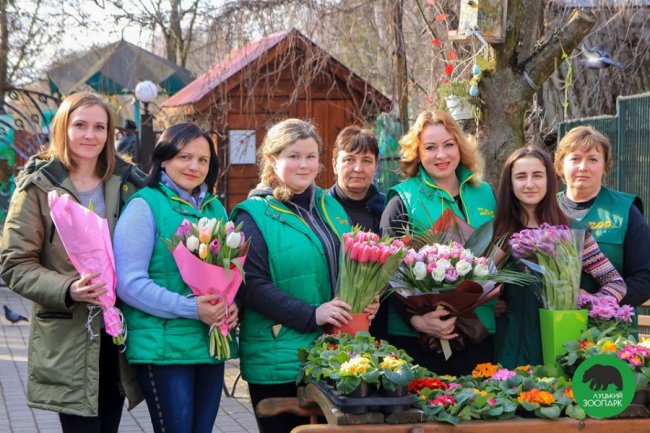 Квіти, усмішки і діти: як минуло 8 березня у Луцькому зоопарку. ФОТО