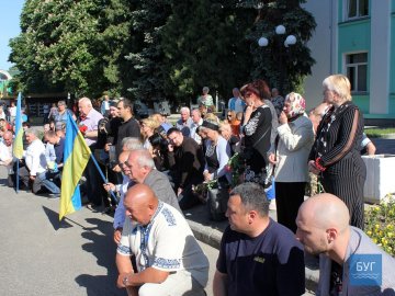 Загиблого воїна на Волині зустріли на колінах