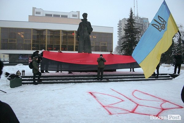 У Луцьку молодь запалила тризуб в пам'ять про Крути. ФОТО