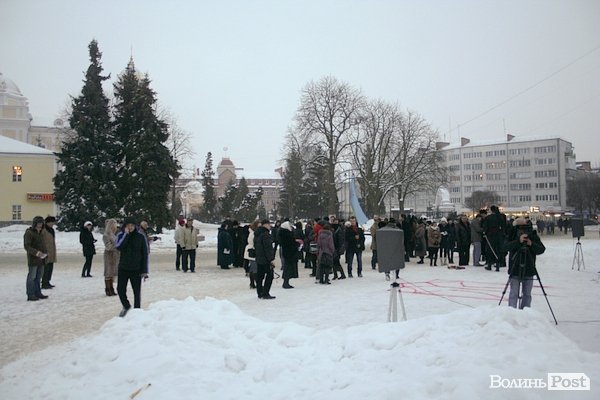 У Луцьку молодь запалила тризуб в пам'ять про Крути. ФОТО
