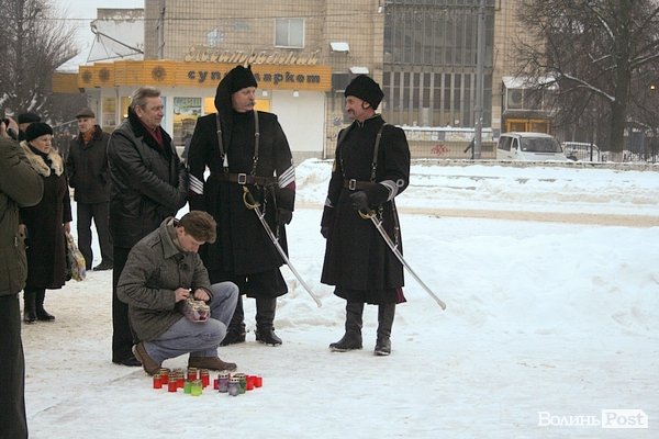 У Луцьку молодь запалила тризуб в пам'ять про Крути. ФОТО