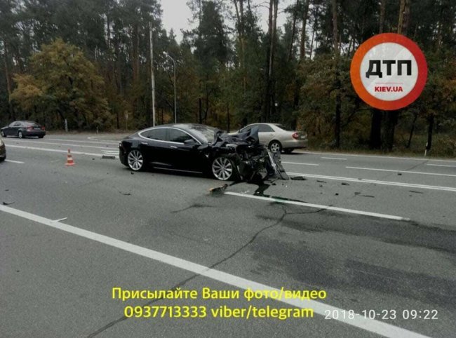 Під Києвом Tesla влетіла у Skoda. ФОТО