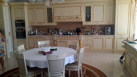 «Пшонка-стайл» у будинку Ківалова, який захопили активісти в Одесі. ФОТО