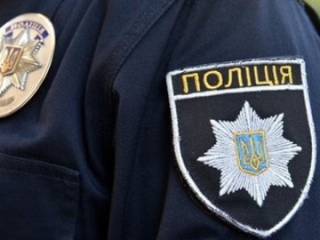 На Волині батько знайшов сина у хаті на підлозі з ножем  у серці