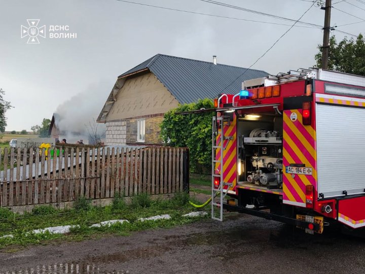 На Волині блискавка влучила у господарську будівлю